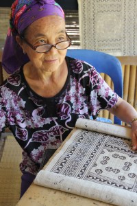 Hmong Women Batik Ock Pop Tot